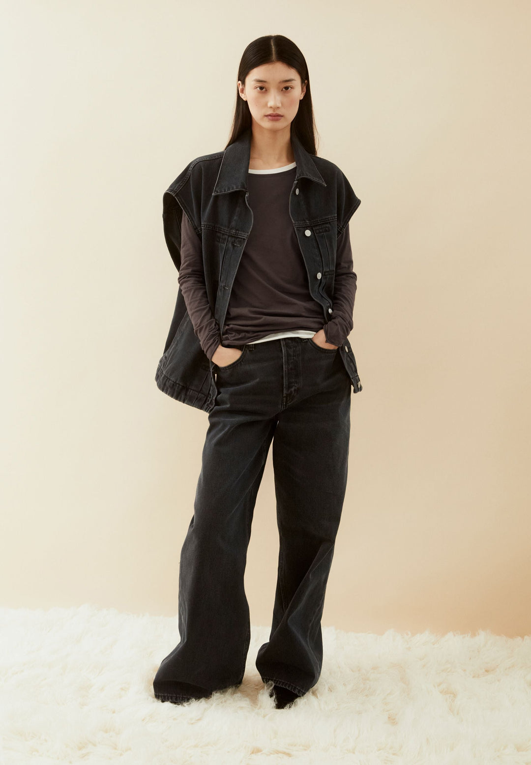 Langarmshirt EINIAARA Soft Claystone von Armedangels im Lagenlook unter Jeansweste am Model