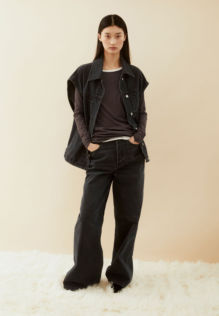 Langarmshirt EINIAARA Soft Claystone von Armedangels im Lagenlook unter Jeansweste am Model
