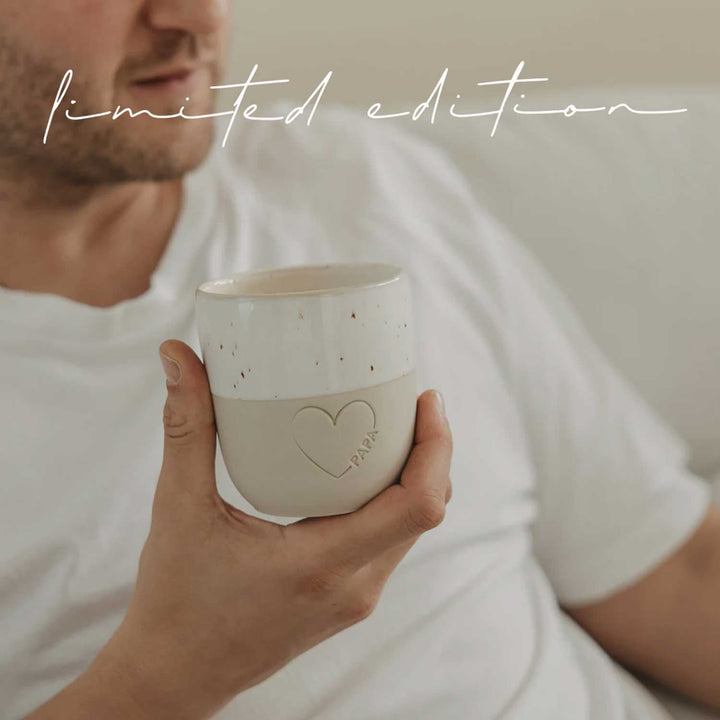 Handgefertigter Becher Papa LTD von Eulenschnitt – Limited Edition beim Kaffeetrinken