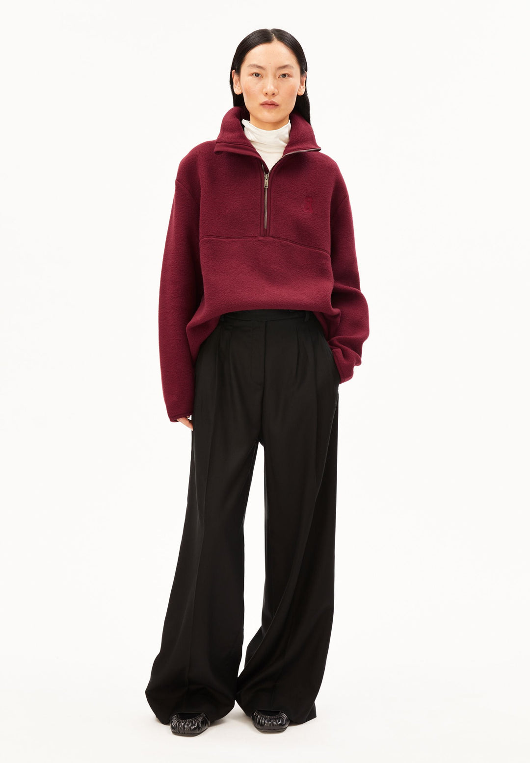 Fleece-Sweatshirt HAARLEENAA Velvet Red von Armedangels am Model von vorne