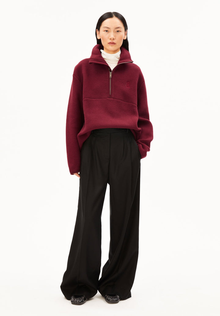 Fleece-Sweatshirt HAARLEENAA Velvet Red von Armedangels am Model von vorne
