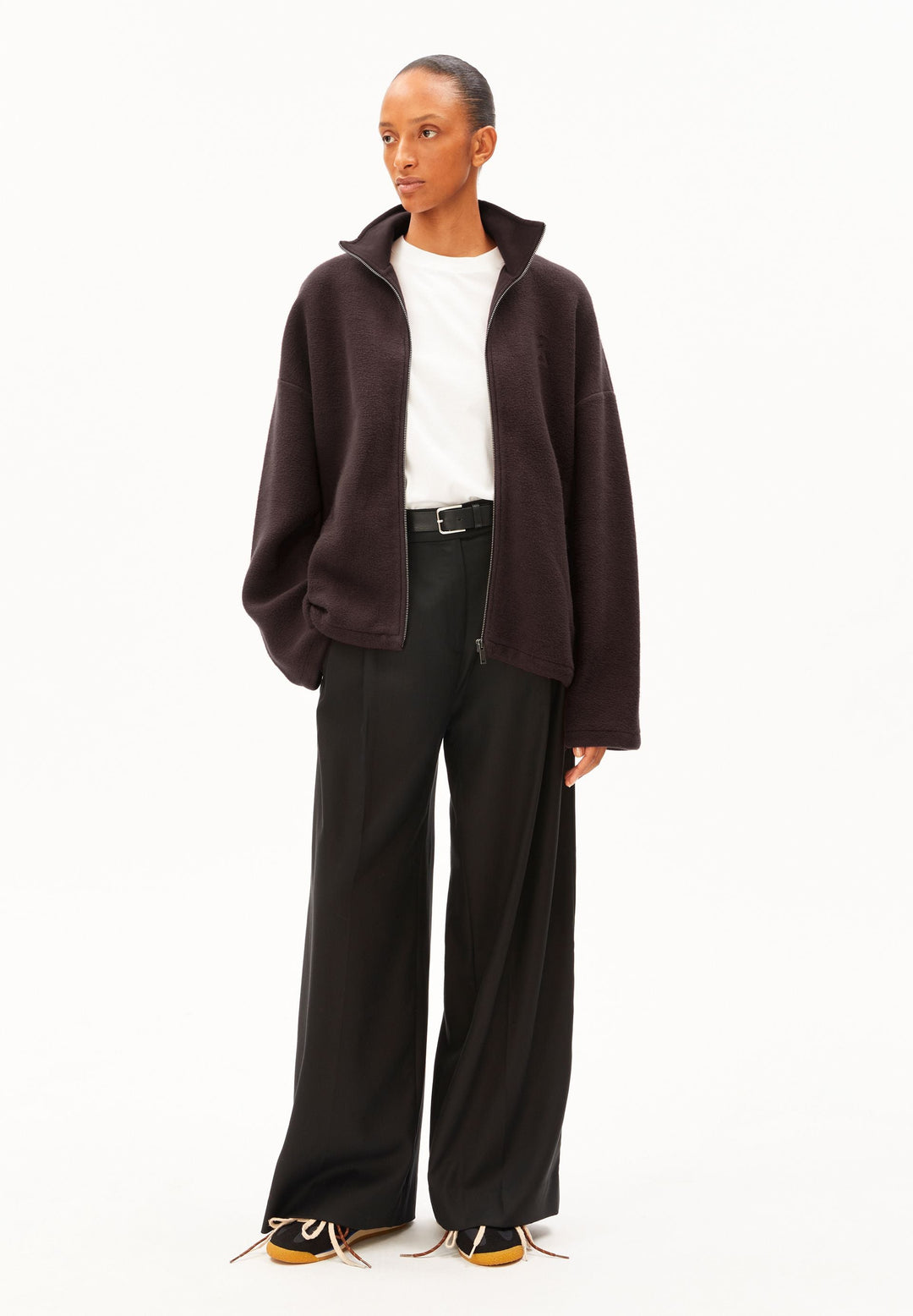 Fleecejacke Cotton Fleece Claystone von Armedangels am Model von vorne