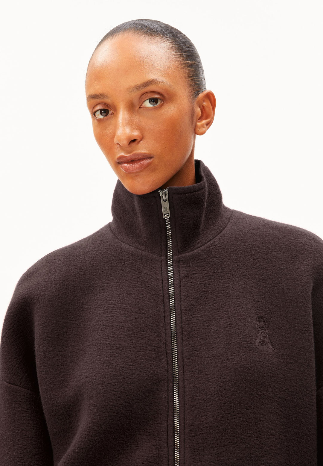 Fleecejacke Cotton Fleece Claystone von Armedangels Detail Stehkragen
