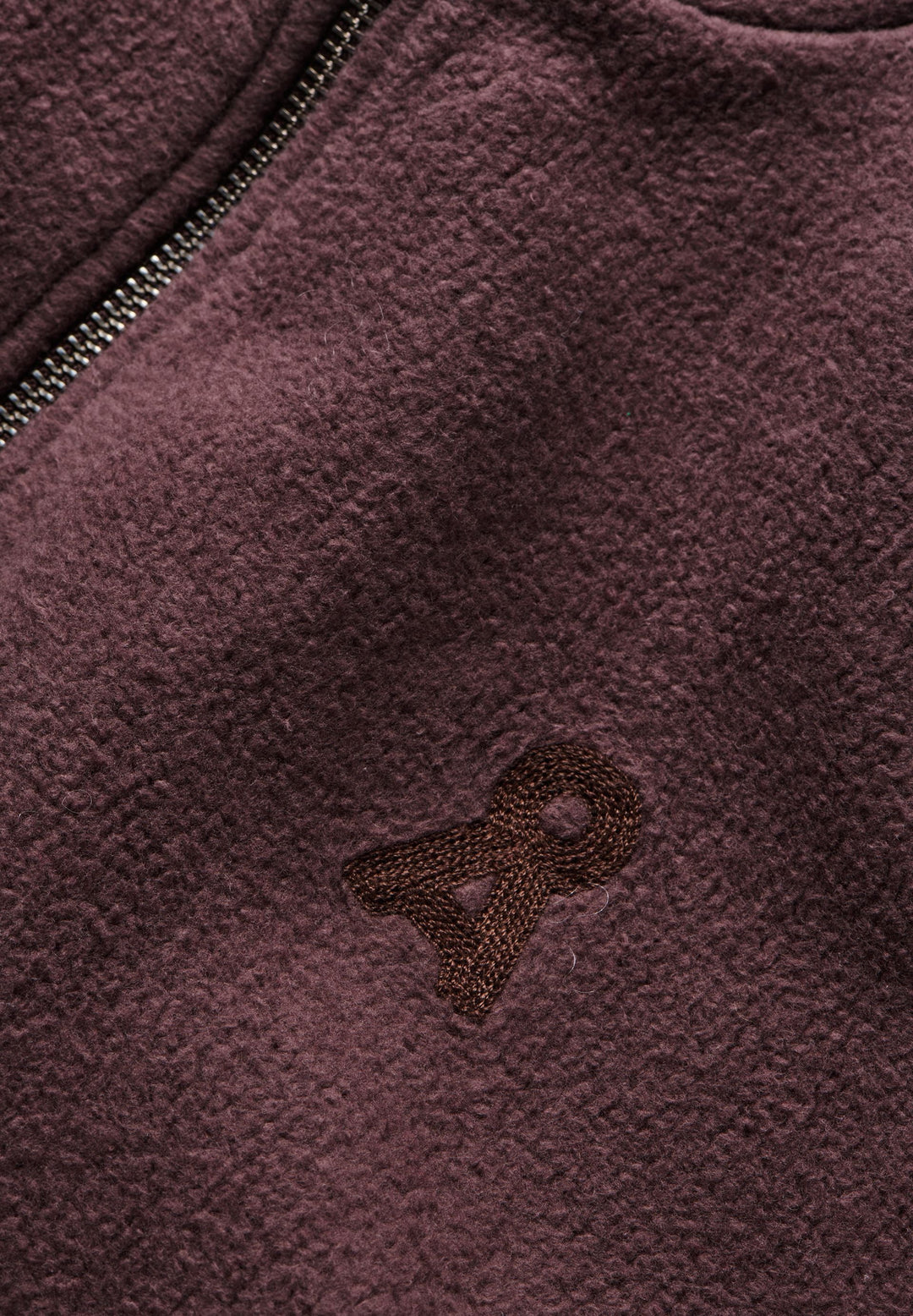 Fleecejacke Cotton Fleece Claystone von Armedangels Detail Logo-Stickerei