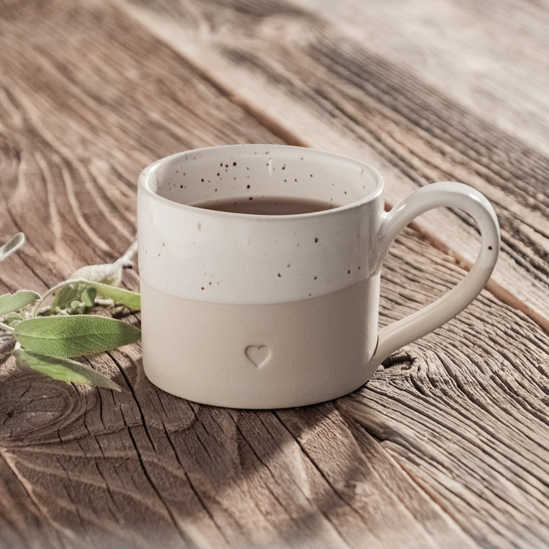 Handgefertigte Tasse Herz von Eulenschnitt aus Steingut