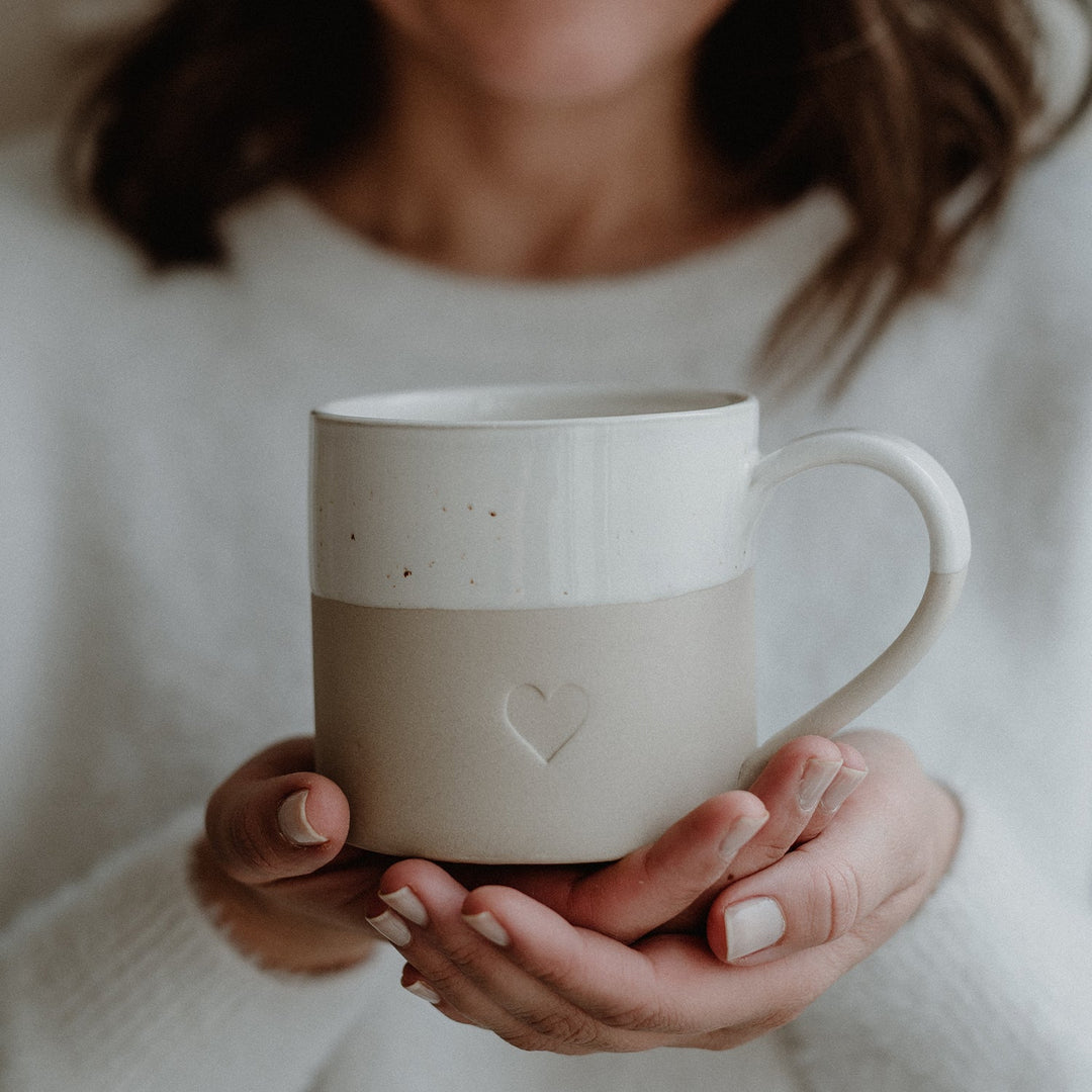 Handgefertigte Tasse Herz Gross von Eulenschnitt aus Steingut
