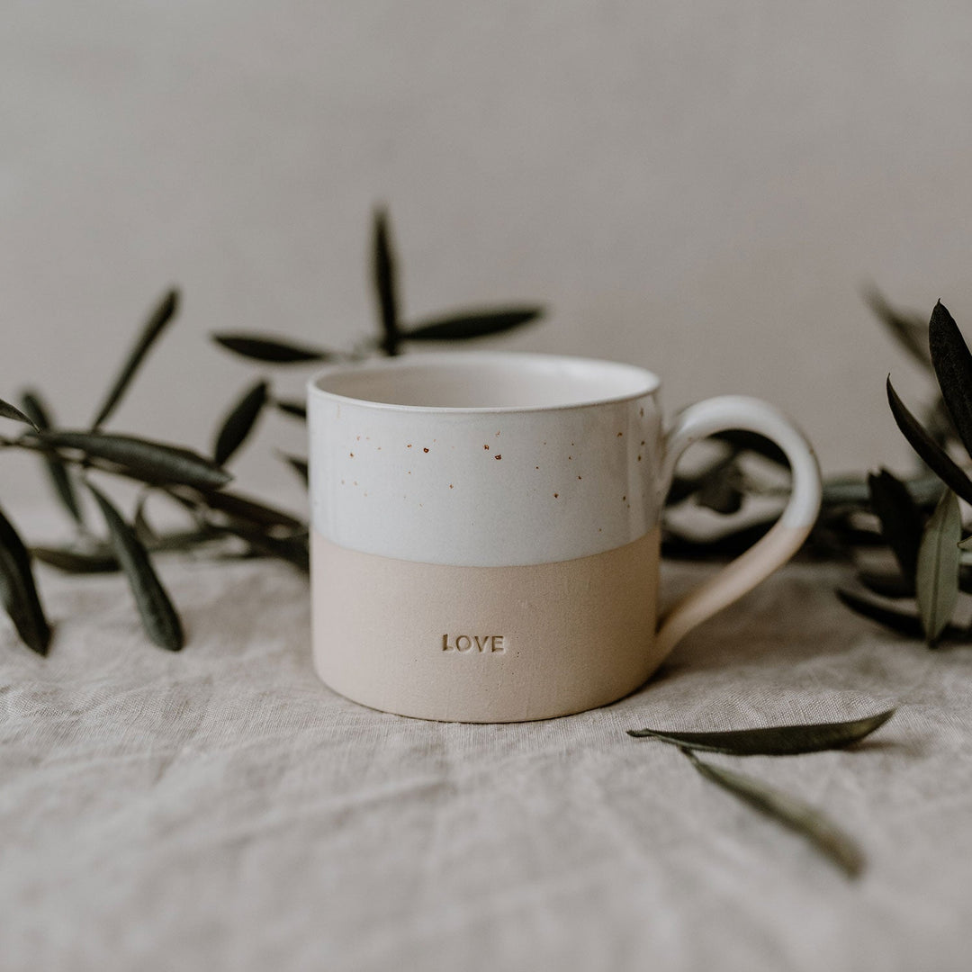 Handgefertigte Tasse Love von Eulenschnitt aus Steingut mit Henkel
