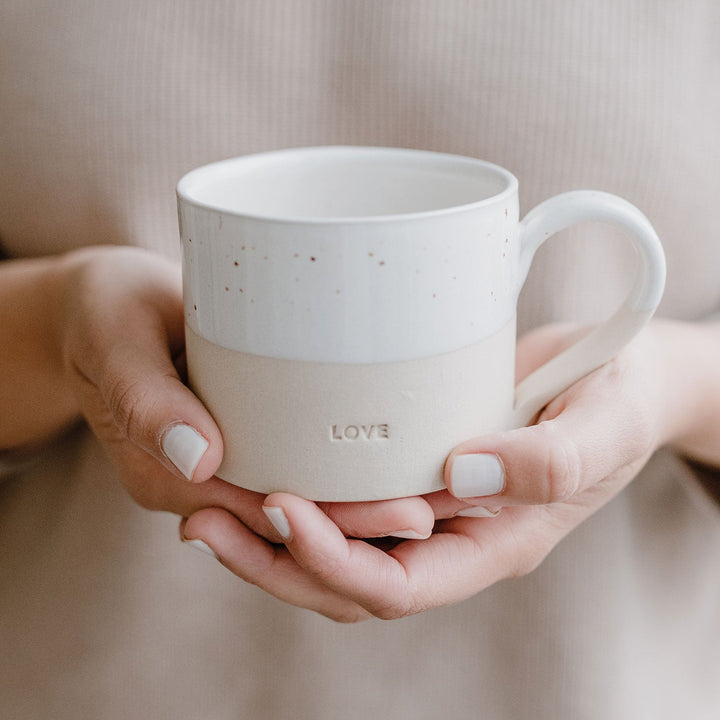 Tasse Love von Eulenschnitt auf dem gedeckten Tisch