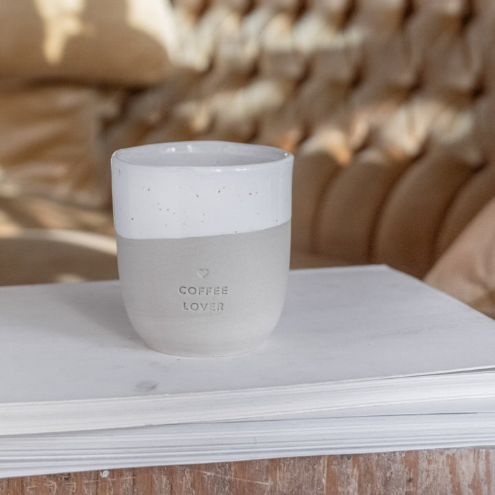 Handgefertigter Becher Coffee lover von Eulenschnitt auf einem Tisch