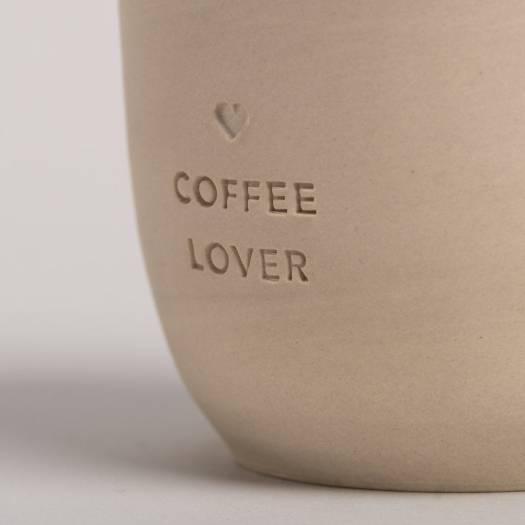 Prägung Coffee Lover auf dem Steingutbecher im Detail