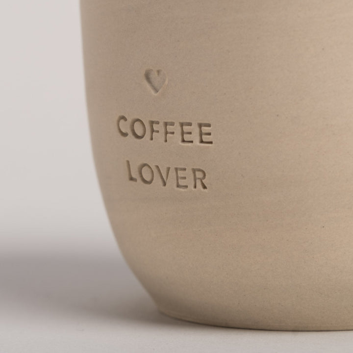 Prägung Coffee Lover auf dem Steingutbecher im Detail