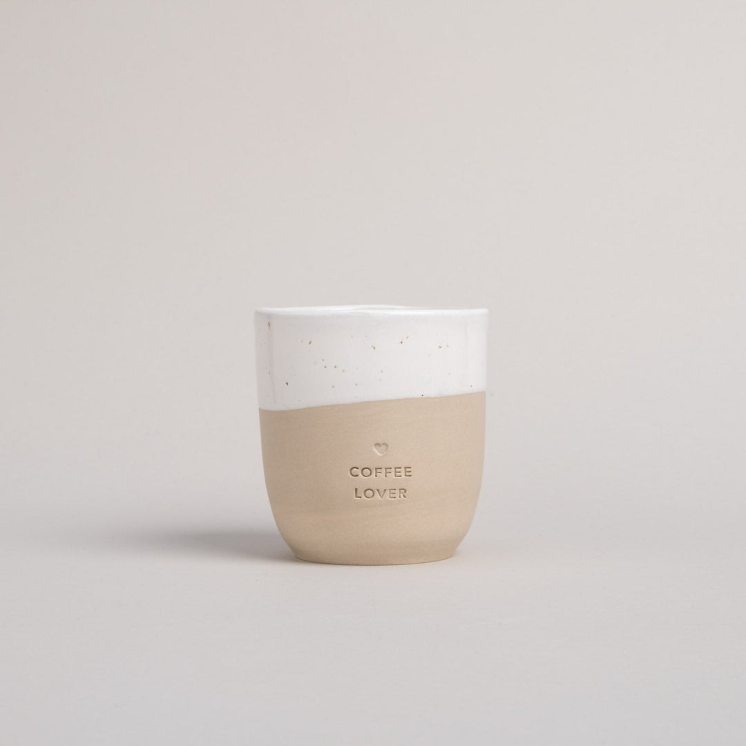Kaffeebecher Coffee lover aus Steingut vor grauem Hintergrund