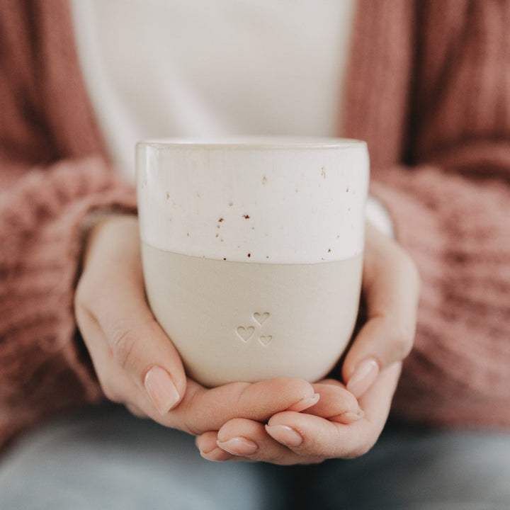 Handgefertigter Becher Herzen von Eulenschnitt aus Steingut