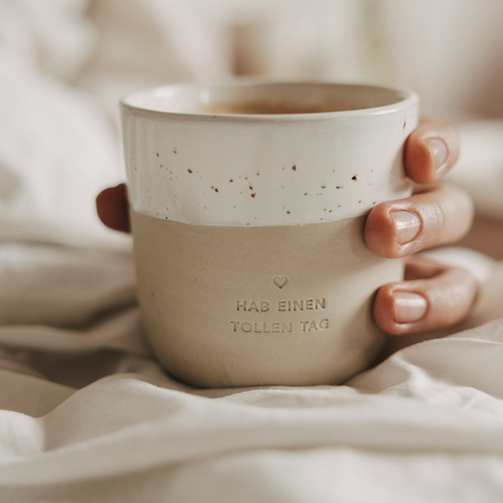 Becher Toller Tag aus Steingut mit Kaffee im Bett