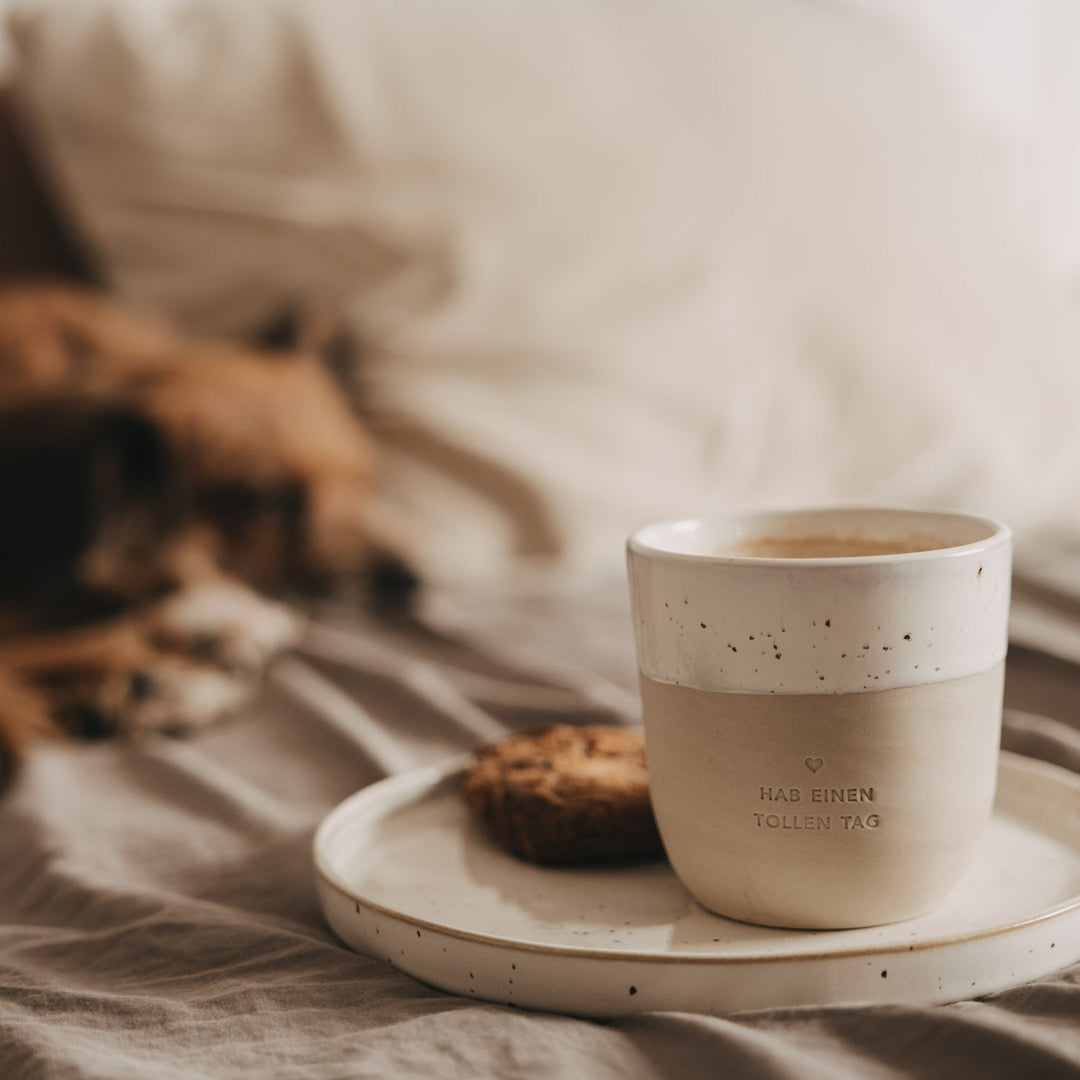 Steingutbecher Toller Tag mit Kaffee und Gebäck auf einem Tablett