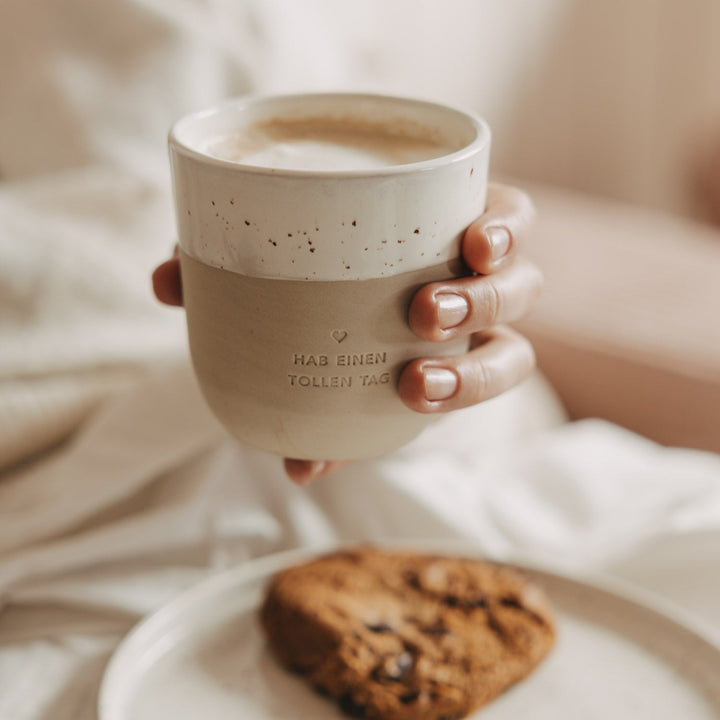 Kaffeebecher Toller Tag von Eulenschnitt in einer Hand