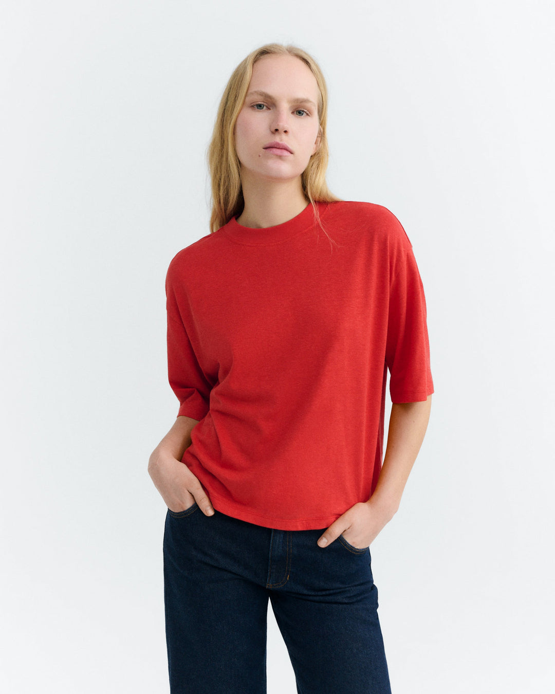 Oversize T-Shirt Lena Rot aus Hanf Thinking MU, Vorderansicht am Model