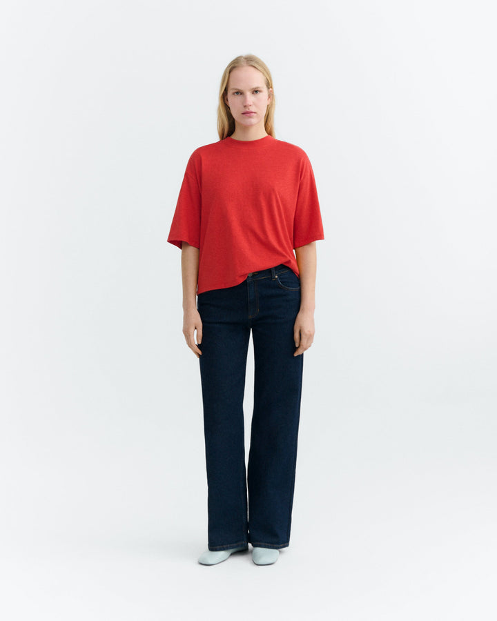 Oversize T-Shirt Lena Rot aus Hanf Thinking MU, Ganzkörperansicht mit dunkler Jeans
