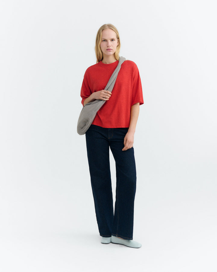 Oversize T-Shirt Lena Rot aus Hanf Thinking MU, Look mit Tasche am Model