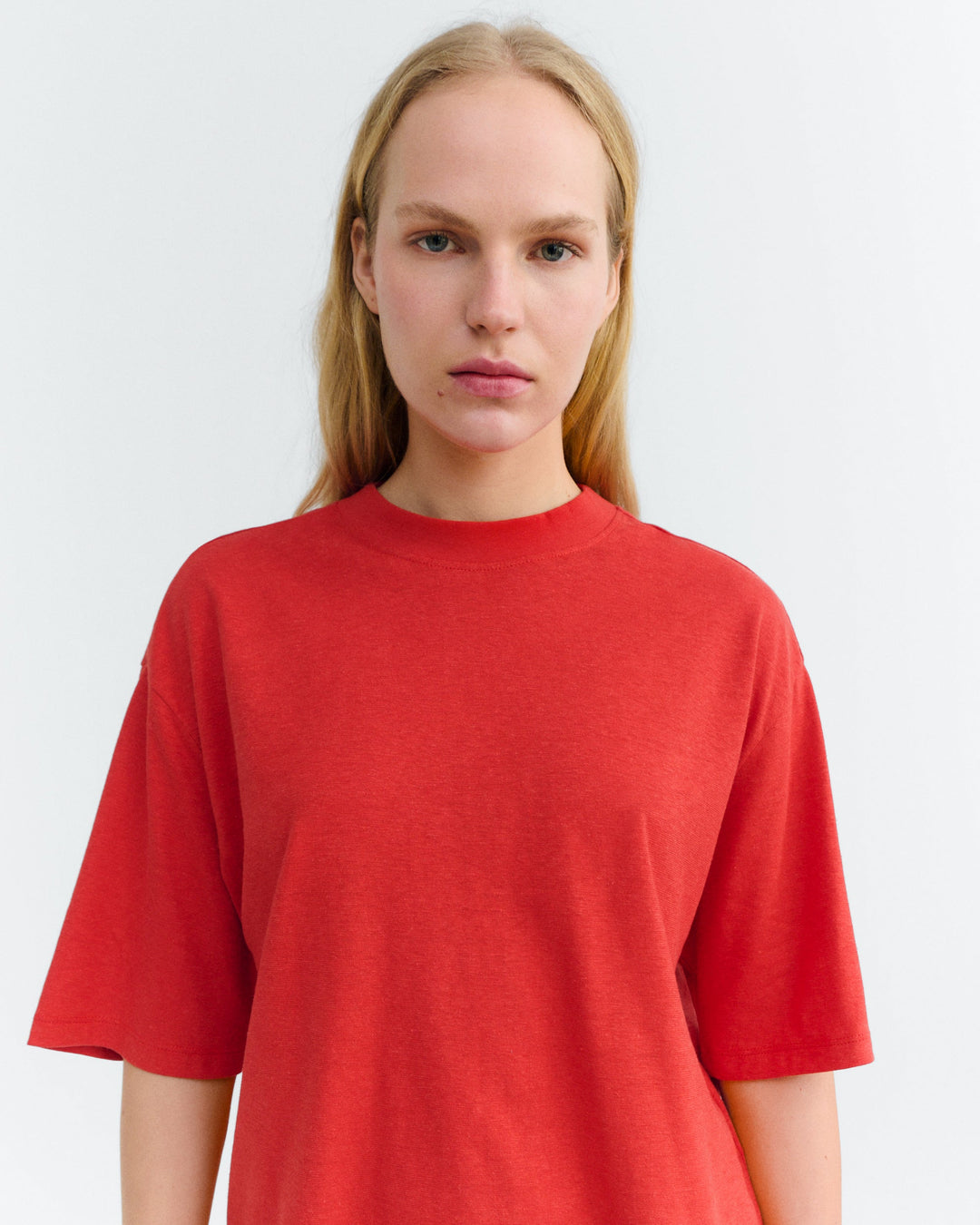 Oversize T-Shirt Lena Rot aus Hanf Thinking MU, Nahaufnahme Rundhals am Model