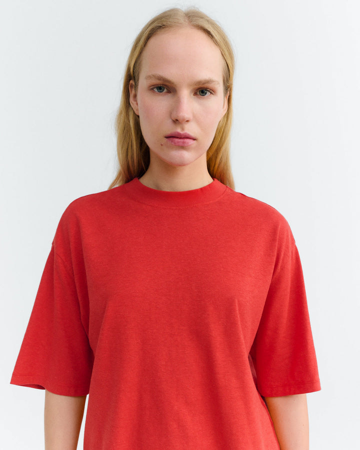 Oversize T-Shirt Lena Rot aus Hanf Thinking MU, Nahaufnahme Rundhals am Model