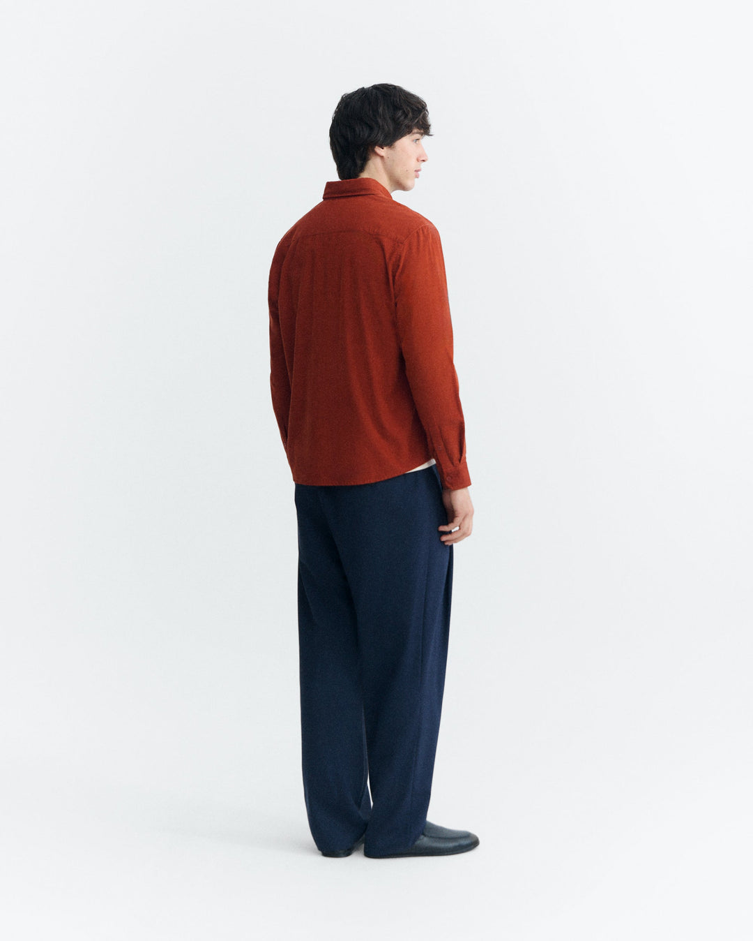 Hemd Anto Micro-Cord von Thinking MU, Seitenansicht am Model