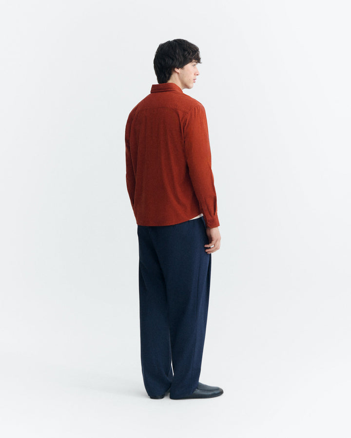 Hemd Anto Micro-Cord von Thinking MU, Seitenansicht am Model