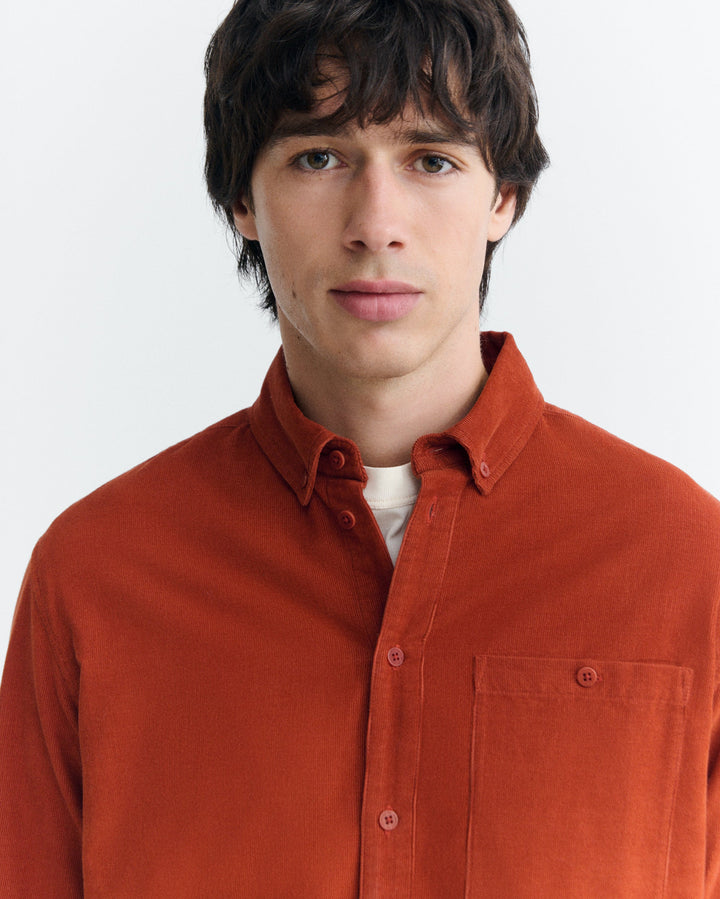 Hemd Anto Micro-Cord von Thinking MU, Kragen am Model