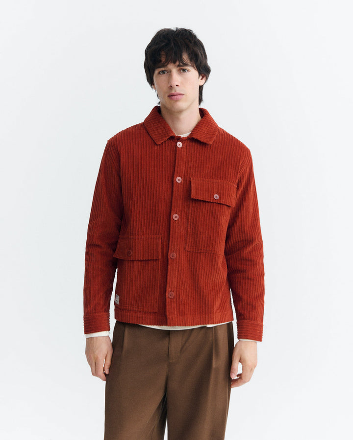 Hemd Gabin Cord in Rostorange von Thinking MU, Vorderansicht am Model