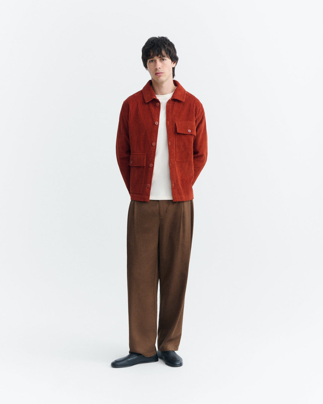 Hemd Gabin Cord in Rostorange von Thinking MU, Ganzkörperansicht am Model