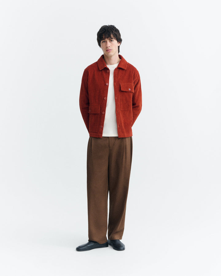 Hemd Gabin Cord in Rostorange von Thinking MU, Ganzkörperansicht am Model