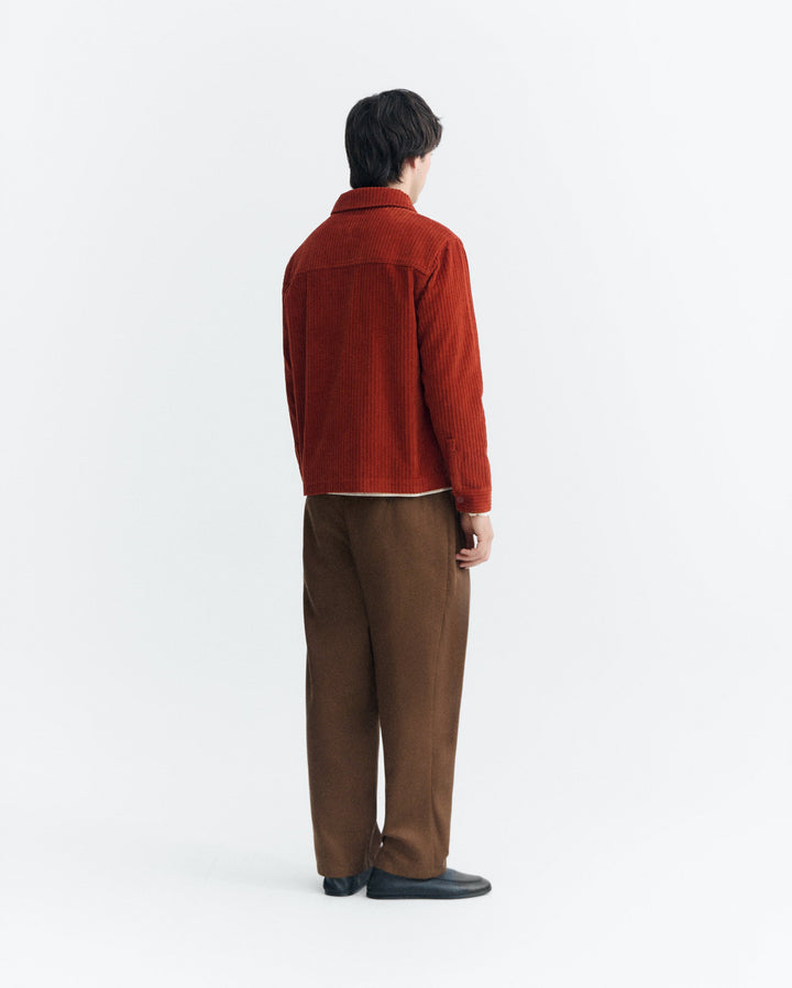 Hemd Gabin Cord in Rostorange von Thinking MU, Rückenansicht am Model