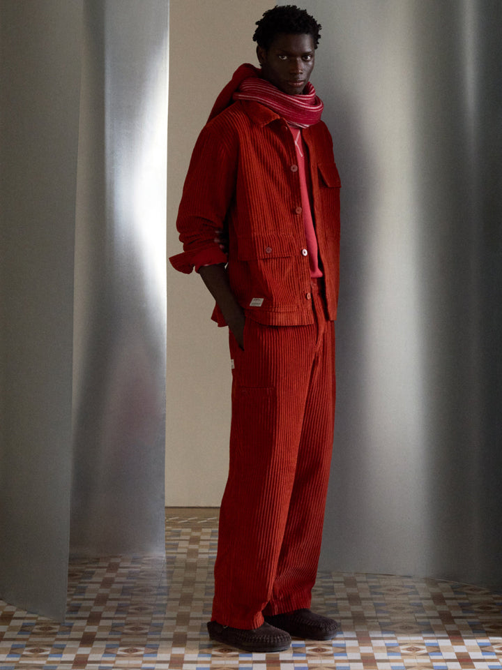 Hemd Gabin Cord in Rostorange von Thinking MU, Styling-Bild am Model