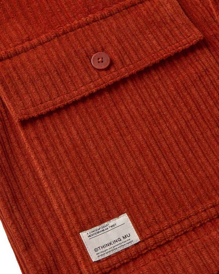 Hemd Gabin Cord in Rostorange von Thinking MU, Detail Cord-Struktur und Label