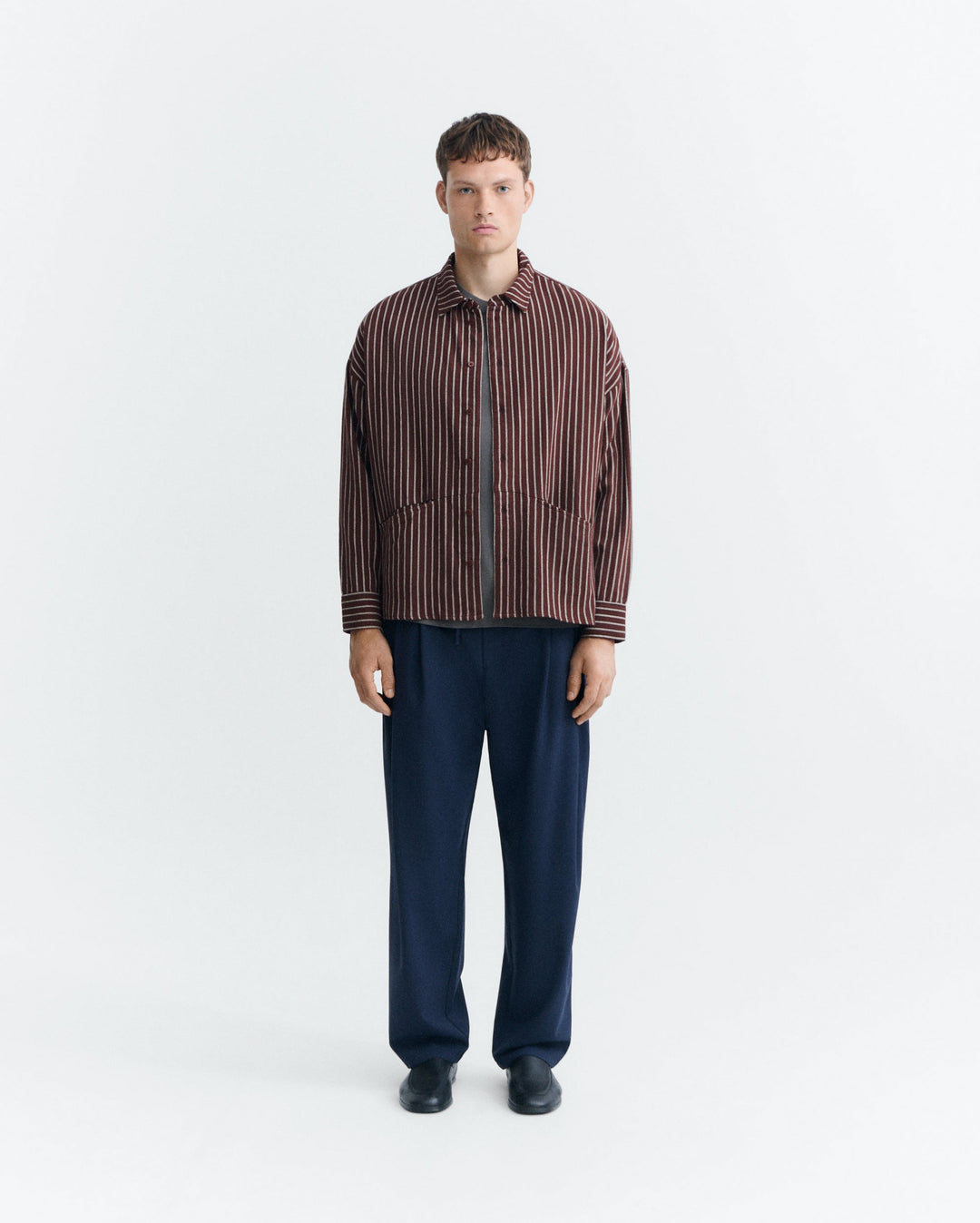 Hemd O'Hara Brushed Stripes von Thinking MU, Ganzkörperansicht am Model