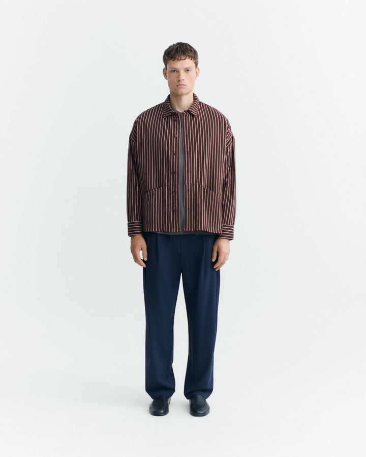 Hemd O'Hara Brushed Stripes von Thinking MU, Ganzkörperansicht am Model