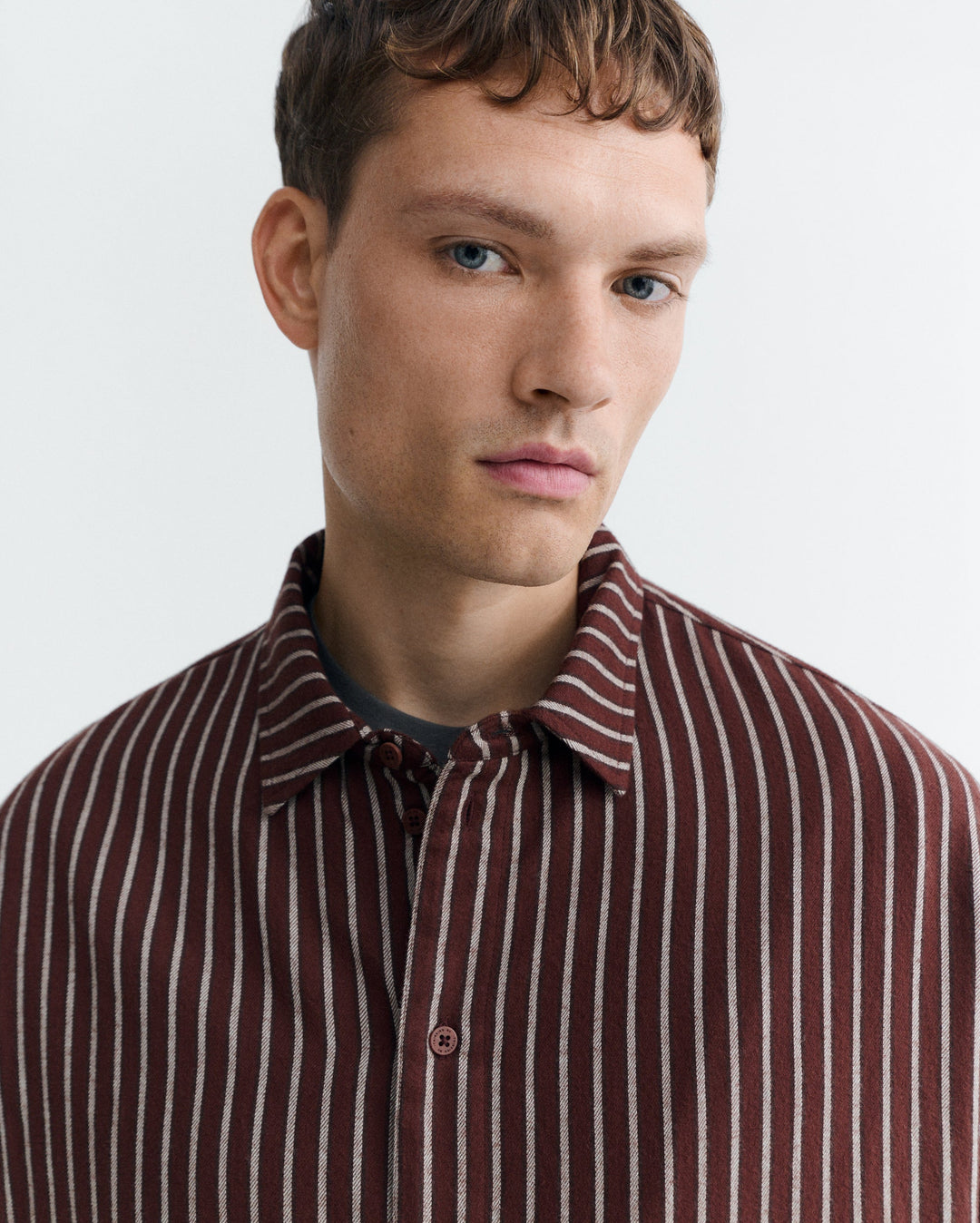 Hemd O'Hara Brushed Stripes von Thinking MU, Nahaufnahme Kragen