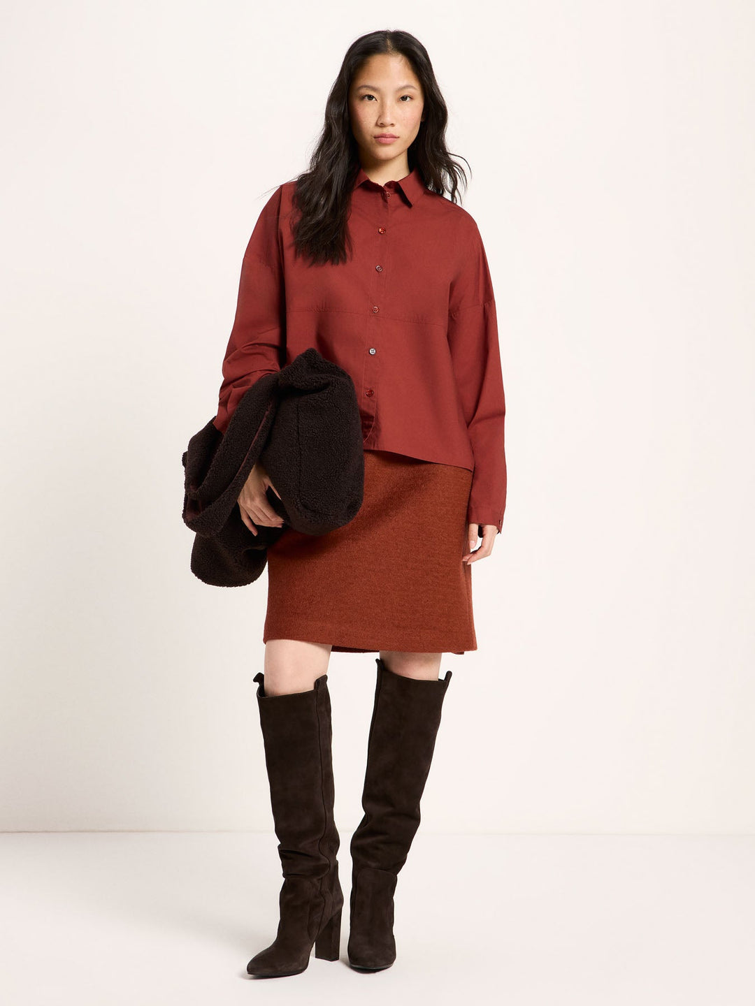 Hemdbluse GOTS Red Mahagony von Lanius am Model