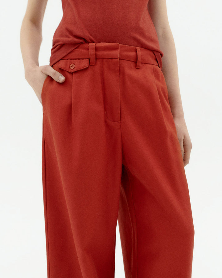 Thinking MU Hose Hemp Pat in Orange, Detail am Model