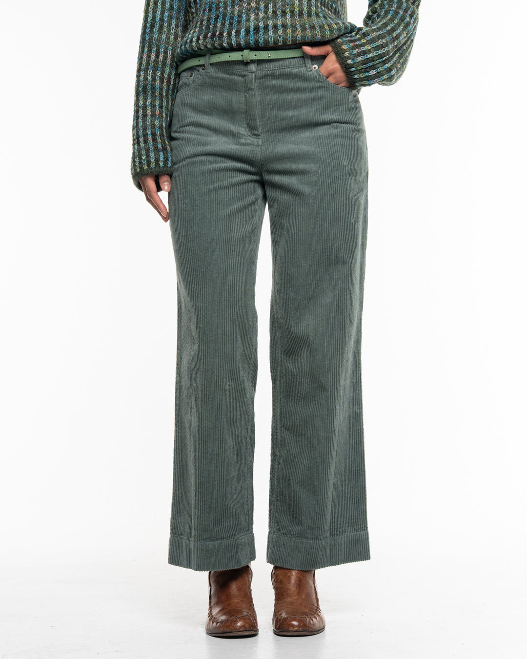 Hose Cablecord Culotte in Balsam von Alma & Lovis, getragen von einem Model