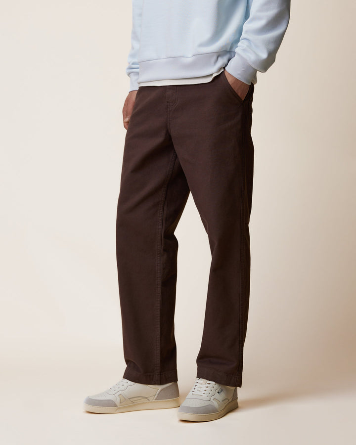 Hose Hagenau Schokobraun von Faguo am Model