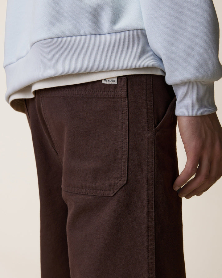 Hose Hagenau Schokobraun von Faguo am Model