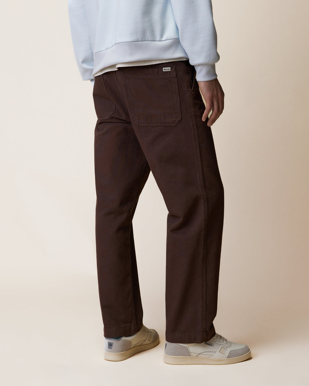 Hose Hagenau Schokobraun von Faguo am Model