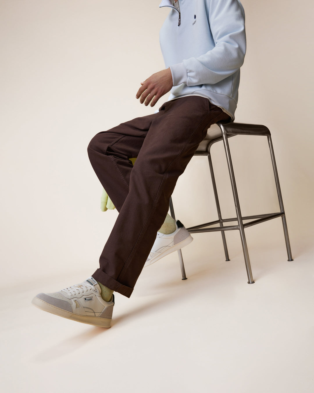 Hose Hagenau Schokobraun von Faguo am Model