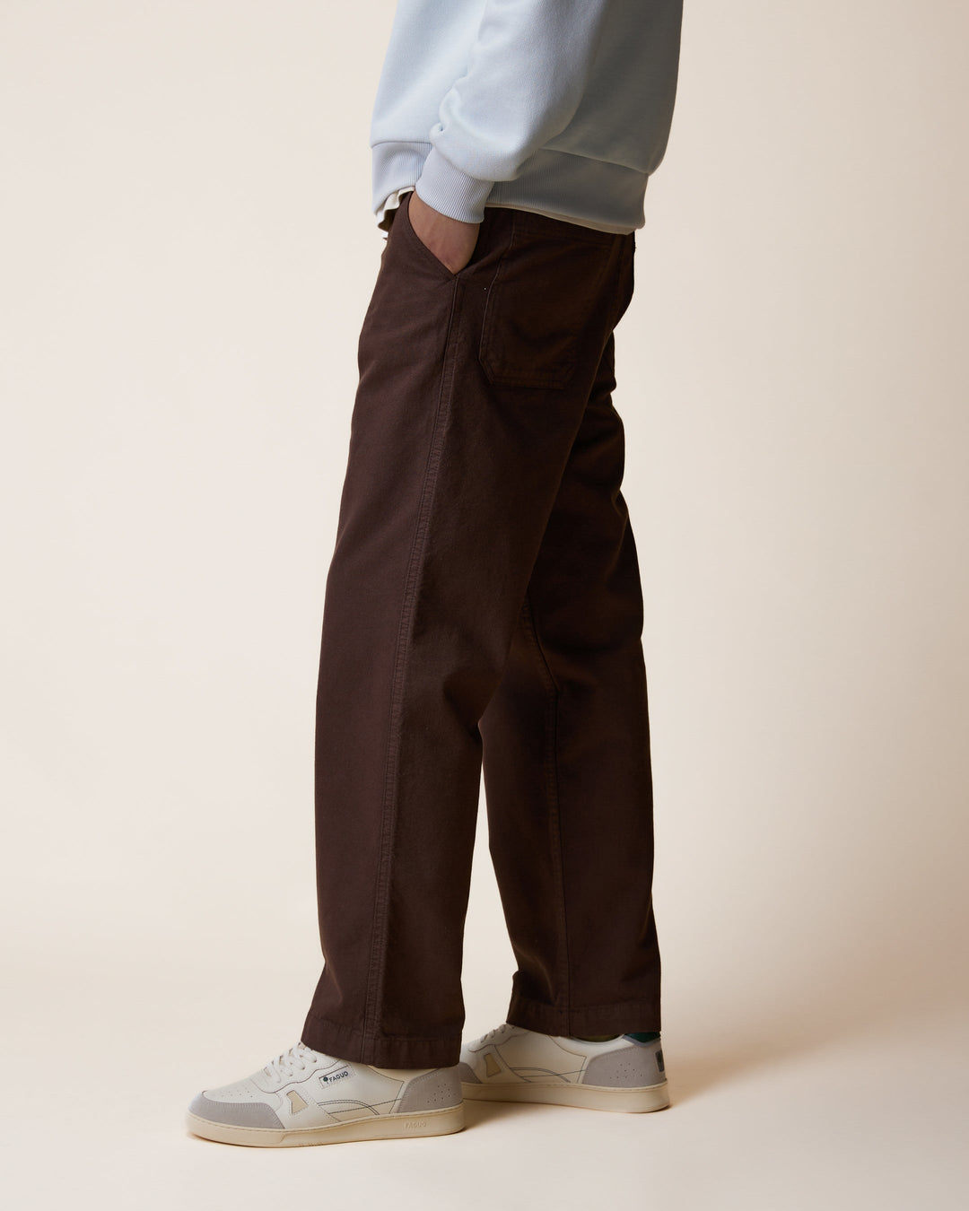 Hose Hagenau Schokobraun von Faguo am Model