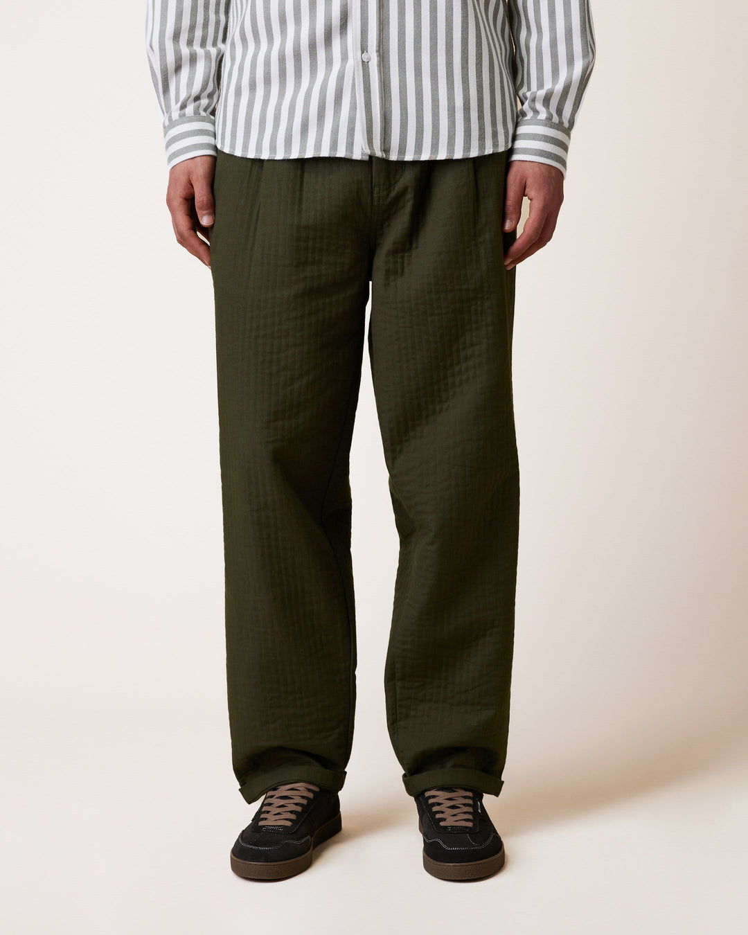 Hose Landais Khaki von Faguo am Model