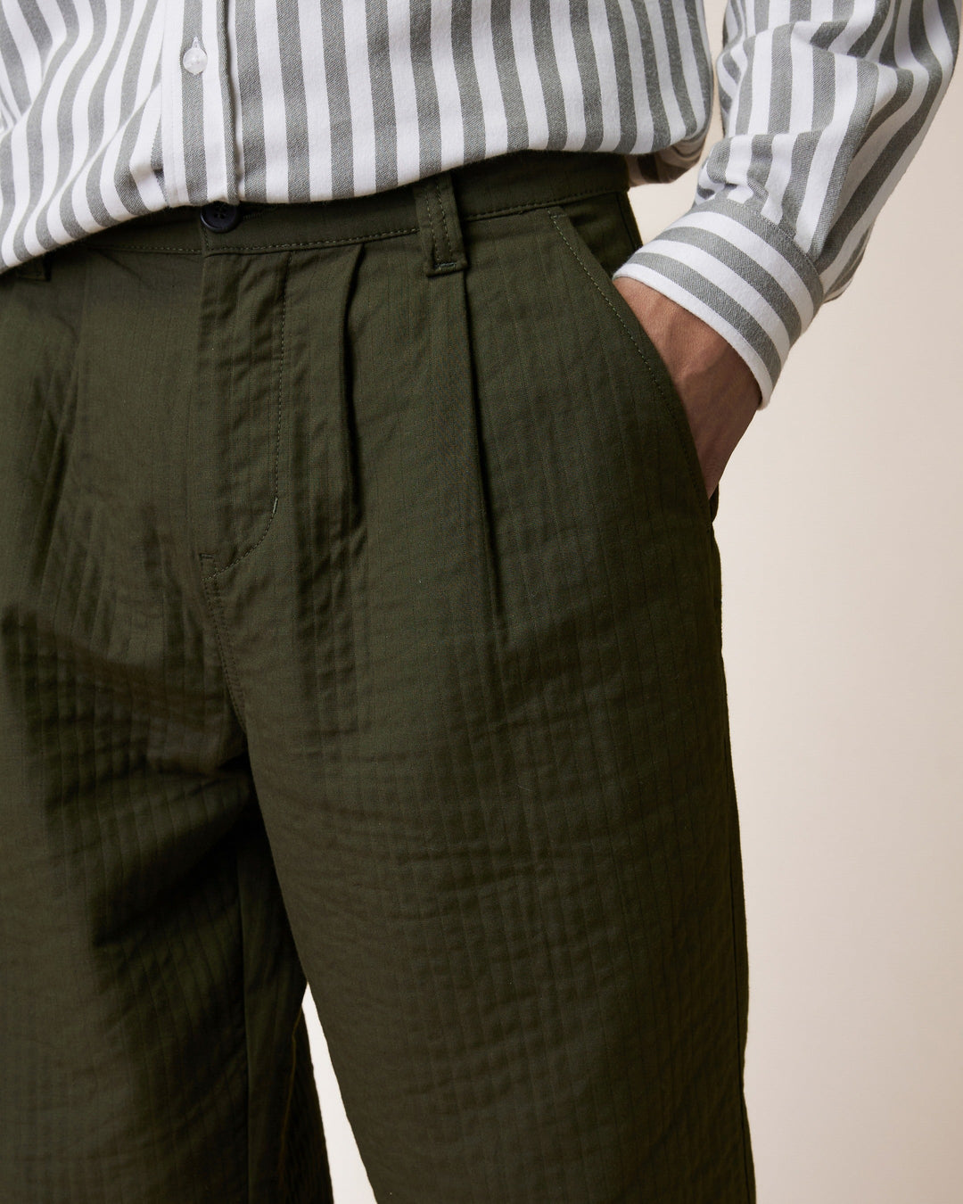 Hose Landais Khaki von Faguo am Model