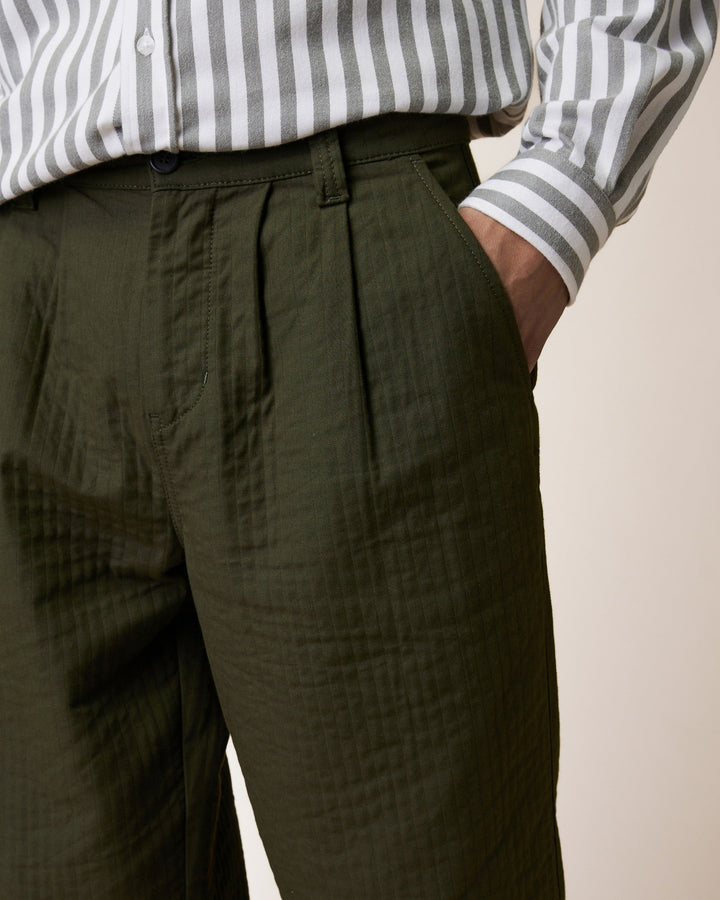 Hose Landais Khaki von Faguo am Model