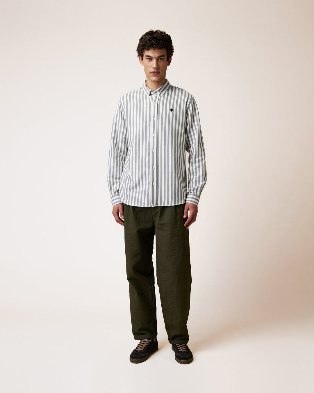 Hose Landais Khaki von Faguo am Model