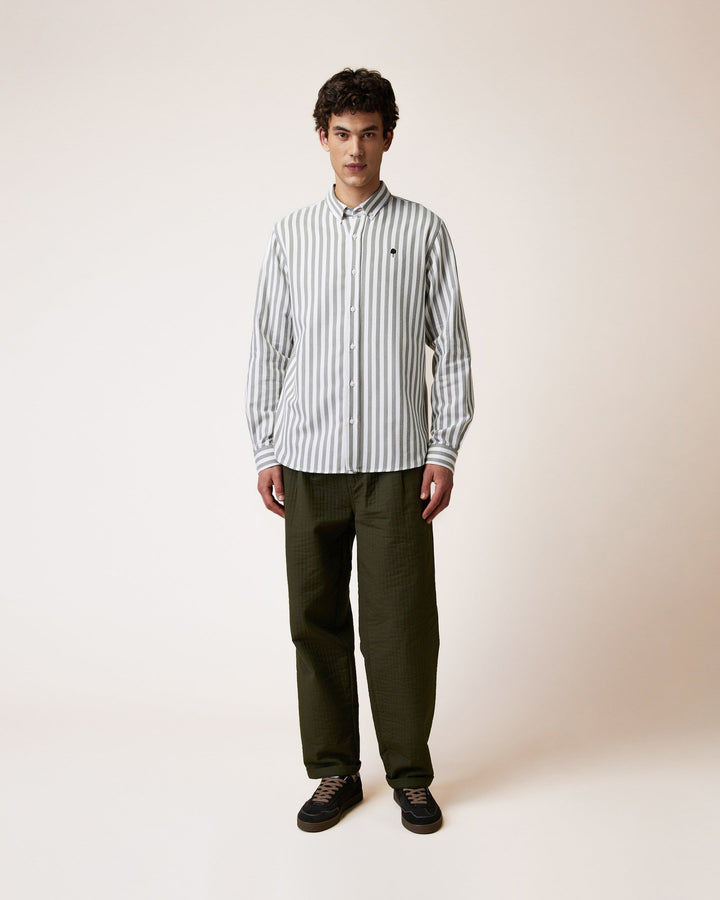 Hose Landais Khaki von Faguo am Model
